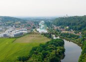 Pozemku 976 m2 na Hluboké - místo pro dům podle vašich představ, cena 7000 CZK / m2, nabízí 